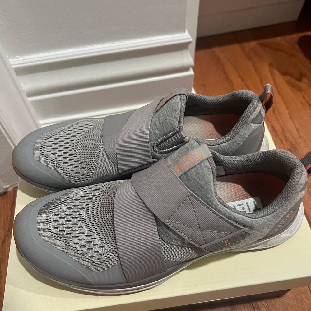 Tiem Slipstream Cycle Shoes 8.5 with Cleats and box